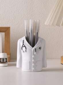 1个创意笔筒，医生白大褂造型，兼具笔筒和花瓶功能，树脂材质，实用又富有创意，为桌面增添独特的医疗主题艺术气息，是送给家人、朋友的理想礼物，也适合新年、生日、情人节、父亲节、母亲节、感恩节等场合，非常适合收纳书写工具和笔，可作铅笔盒、文具包使用。 - 查看 7