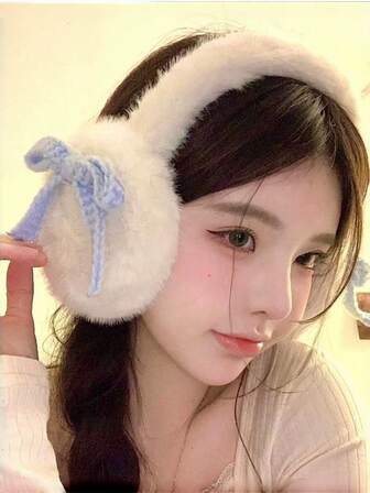 1 pieza Estos auriculares esponjosos (adornados con delicados lazos de ganchillo azules) combinan una textura ultra suave y un diseño dulce, convirtiéndolos en un accesorio encantador y apropiado para el clima frío