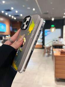 Astronauta salta con coloridas salpicaduras de pintura espacial. Esta elegante funda es compatible con los modelos  17, 16, 15, 14 Pro Max, 13, 12, 11, XR y XS Plus. Fabricada en silicona TPU, ofrece protección contra golpes y caídas, además de una sensación superior. Es un regalo ideal para familiares, amigos y seres queridos, y una opción perfecta para Año Nuevo. - Negro - Ver 6