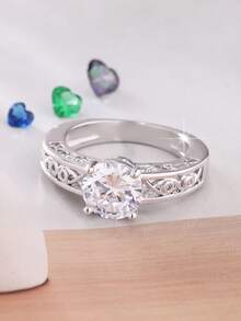 1枚女士优雅闪亮精准单圆合成锆石永恒戒指，镂空设计，适合圣诞节、母亲节、情人节、生日、订婚、结婚、周年纪念日等场合。