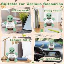 这款手工钩织的可爱小乌龟玩偶由羊毛线制成，触感柔软舒适；尺寸约为 2.3 x 1.4 x 3.5 英寸，这款带有鼓励卡片的小乌龟可以随身携带，随时随地为您提供正能量。 - 彩色 - 查看 6