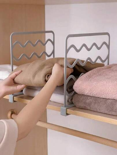 5/2/1ชิ้น แผ่นกั้นตู้เสื้อผ้า ชั้นวางแบบขั้นบันไดพลาสติกสำหรับห้องนอน ตัวแบ่งชั้นวางประหยัดพื้นที่ ที่จัดระเบียบตู้เสื้อผ้าแบบตั้งพื้นสำหรับหนังสือและเสื้อผ้า สีขาว/สีเทา