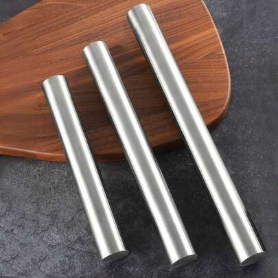 1 pieza Rodillo de acero inoxidable, superficie lisa fácil de limpiar, fuerza distribuida uniformemente que enrolla fácilmente la masa con un grosor consistente. Ya sea para hacer deliciosos dim sum para la familia o pasteles delicados para reuniones, puede manejar fácilmente diversas necesidades de masa. Duradero y elegante, haciendo que el tiempo de cocina sea talla grande eficiente y agradable.