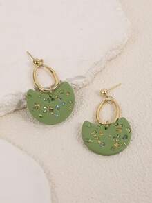 1 Pair Handmade Unique Green Crushed Stone Moon Shaped Pendant Earrings, Versatile & Chic, Suitable For Vacation, Party And Daily Wear