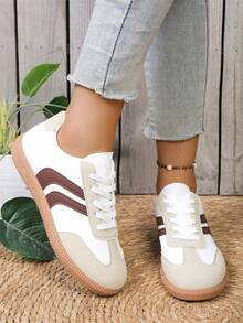 Zapatillas de deporte con cordones de color a bloques de estilo retro para mujer, suela de goma cómoda y casual, multicolor, versátil para uso diario y de oficina, livianas y de moda de corte bajo - Blanco - Ver 14