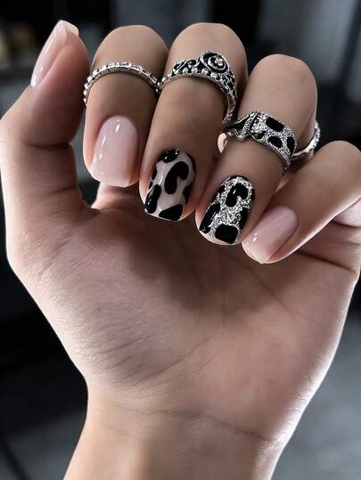 24 st. mellanstora nagelklistermärken för att omedelbart uppgradera din look! Moderna Y2K leopardmönster med heltäckande lösnaglar, lämpliga för kvinnor och flickor. Innehåller 1 ark med självhäftande klistermärken och 1 mininagelfil, tillverkade av gelé-gelmaterial, slumpmässig färgleverans.