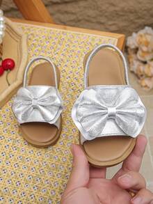 2026春夏新款银色雏菊闪亮钻石女童凉鞋，软底防滑趾带平底凉鞋，适合度假、宴会、上学等场合，百搭仙女鞋 - 銀色 - 查看 3