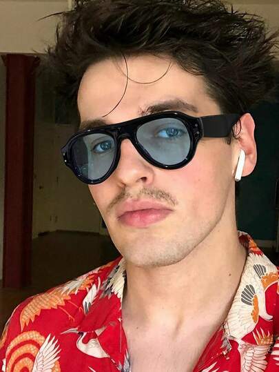 1副男士经典双梁飞行员时尚眼镜，时尚蓝橙色镜片，聚碳酸酯镜框，适合海滩派对，带眼镜盒