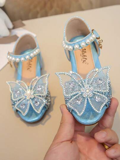 儿童凉鞋一双，尺码可选小号/中号/大号，饰有水钻、珍珠、蝴蝶结，PU拼接圆头平底鞋，适合日常穿着、舞蹈、户外活动、节日庆典、派对等场合，闪亮公主鞋，适合春夏秋季穿着。