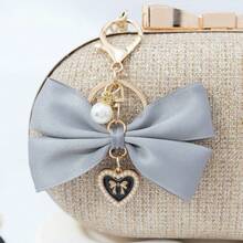 1个布艺蝴蝶结和仿珍珠心形钥匙扣，适合作为生日礼物、情人节礼物、汽车装饰、包包挂饰或情侣或女友的学习用品。 - 兔耳蝴蝶結 - 查看 11