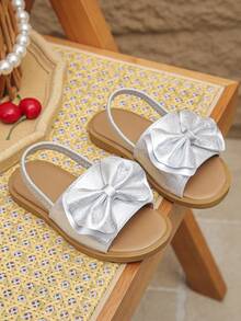 2026春夏新款银色雏菊闪亮钻石女童凉鞋，软底防滑趾带平底凉鞋，适合度假、宴会、上学等场合，百搭仙女鞋 - 銀色 - 查看 2