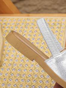 2026春夏新款银色雏菊闪亮钻石女童凉鞋，软底防滑趾带平底凉鞋，适合度假、宴会、上学等场合，百搭仙女鞋 - 銀色 - 查看 7