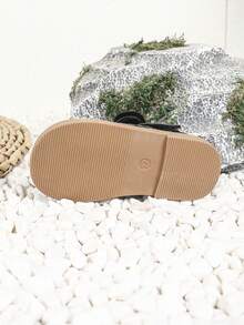 1双女童休闲蝴蝶结镂空平底魔术贴公主鞋，适合春夏穿着 - 黑色 - 查看 8