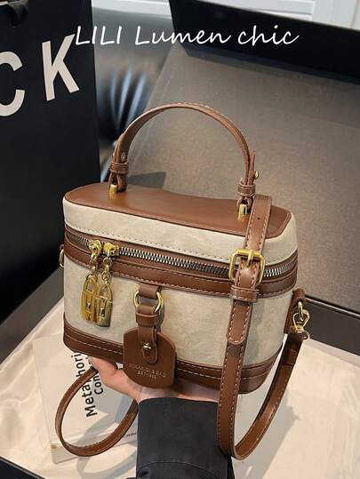 这款时尚新款优雅纯色PU面料便携方包、迷你PU包、防水包和字母图案装饰盒包，非常适合旅行、购物、聚会和通勤。