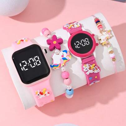 四款时尚百搭的儿童手表，专为女孩设计，价格实惠，是开学季的理想之选。这些手表采用卡通独角兽图案，配备LED数字指针，由电子材料制成。此外，还附赠串珠和金属独角兽手链。