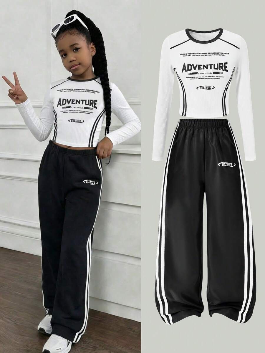 Tenue de style de rue pour filles, t-shirt côtelé blanc cool, design d'impression de maillot de basket, associé à un pantalon rayé, avec garniture contrastée et tissu texturé, convient pour le printemps, l'automne, l'hiver, les voyages sur le campus - Noir - Voir 1