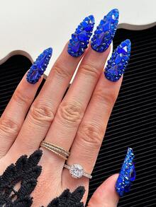 أظافر اللوز مصنوعة يدويًا من نوع Y2K مع أطراف شفافة ، وأحجار الراين الزرقاء وتصاميم ثلاثية الأبعاد لامعة كاملة التغطية - أظافر اصطناعية كاملة مزينة بالبريق DIY ، أظافر مزيفة للحفلات والأنشطة الخارجية والشاطئ واليومية والعطلات والتجمعات والعمل والمناسبات الخاصة - 10 قطع/كيس - الأزرق - مشاهدة 4