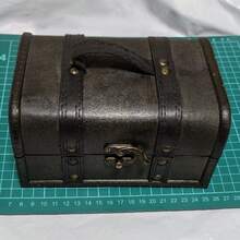 VingeGa 1个复古木质海盗宝箱装饰盒，复古铰链盖储物盒，可存放珍宝，小巧精致的手提盒，非常适合存放纪念品，也可用于教室海盗主题装饰，是返校季、万圣节、感恩节、圣诞节和新年庆祝活动的理想之选，为您的桌面增添独特的复古魅力和节日气氛。 - 彩色 - 查看 11