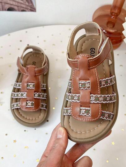 A Pair Of Girls' Floral Woven Strap Decorated PU Leather Anti-Slip Toe-Exposing Cross-Strap Flat Casual Sandals Are Suitable For Daily School Life At The Beginning Of The School Year, Visiting The National Day Park, And Outdoor Walks During The Summer Vacation