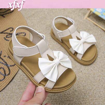 2026春夏儿童凉鞋，一双时尚、舒适、防滑的可爱公主凉鞋，饰有可爱的蝴蝶结，适合3至12岁女孩穿着，面料舒适，鞋底柔软。适合学校、派对、演出、海滩、度假等场合。