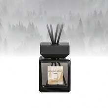 这款大容量无焰香氛藤条空气清新剂，散发栀子花、沉香玫瑰、沉香和樱花的香气，可放置于卧室、办公室或浴室，以消除异味并净化空气。