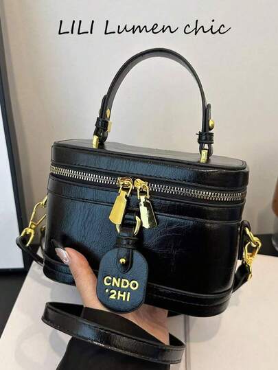 这款全新时尚经典的包包采用字母图案设计，配有可调节肩带，可斜挎或单肩背。方形包身搭配字母图案，适合年轻女孩、大学生、职场新人以及职业女性，可用于购物、办公、上学、商务出行和通勤等各种场合。