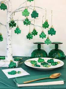 24件圣帕特里克节三叶草装饰品，闪亮幸运四叶草挂饰，爱尔兰绿三叶草吊坠，适用于家居、圣诞树、派对装饰、迷你树挂饰、绿三叶草装饰，可摆放在桌面、架子上，是节日派对礼物的理想之选。 - 綠色 - 查看 2