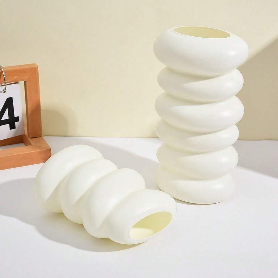 1个白色极简主义叠环塑料花瓶 - 现代雕塑造型，光滑哑光表面，装饰性花瓶，适用于家居桌面摆设、客厅装饰和乔迁礼物