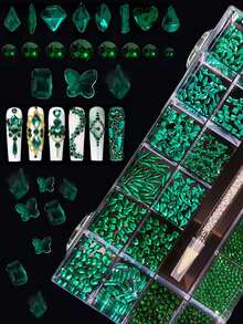 KIRAME 21 Compartments DIY Nail Art K9 Glass Deep Green Flat Bottom Rhinestone Set - 30pcs High Gloss Rhinestones Per Compartment, Includes 1 Dotting Pen, Nail Gems, Suitable For Nail Salons, Home Manicure, Nail Art Supplies, Christmas, New Year, Valentine's Day Nail Art, Holiday Gifts, Also Applicable To Crafts, Clothing, Textiles, Shoes, Glassware, Jewelry Making - Multi-Size Shiny Decorations Nails - 綠色 - 查看 5