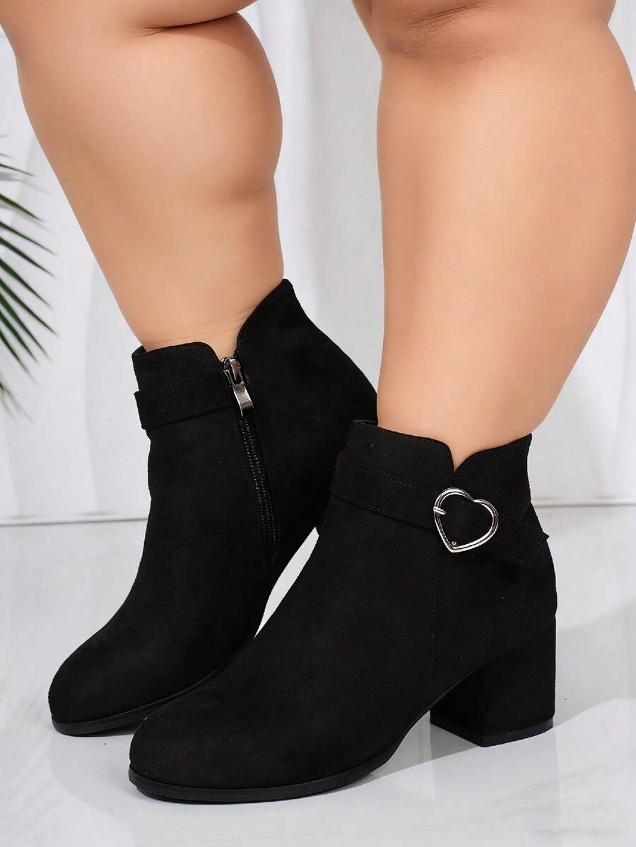 Botas de tobillo con tacón grueso y alto, de color negro sólido, con cremallera lateral, decoración en forma de corazón y correa, para mujer de talla grande. Botas de tobillo cómodas y de ajuste ancho.