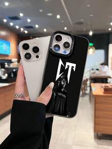 Rapero en un escenario con una actuación en blanco y negro. Esta elegante funda es compatible con los modelos  17, 16, 15, 14 Pro Max, 13, 12, 11, XR y XS Plus. Fabricada en silicona TPU, ofrece protección contra golpes y caídas, además de una sensación superior. Es un regalo ideal para familiares, amigos y seres queridos, y una opción perfecta para Año Nuevo. - Negro - Ver 1