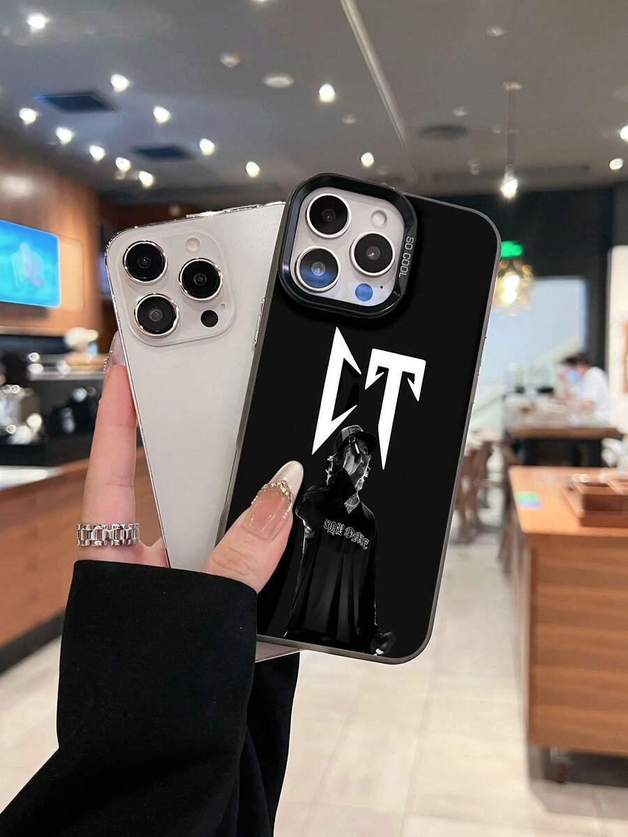 Rapero en un escenario con una actuación en blanco y negro. Esta elegante funda es compatible con los modelos 17, 16, 15, 14 Pro Max, 13, 12, 11, XR y XS Plus. Fabricada en silicona TPU, ofrece protección contra golpes y caídas, además de una sensación superior. Es un regalo ideal para familiares, amigos y seres queridos, y una opción perfecta para Año Nuevo. - Negro - Ver 1
