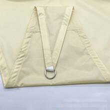 1片米色三角形遮阳帆，采用高密度聚乙烯（HDPE）材料制成，专为露台、花园、庭院或甲板区域的防晒而设计。它透气性好，并采用185克/平方米的遮阳面料。