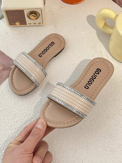 1双女童钻石衬里PU皮革防滑露趾拖鞋，平底设计，轻盈奢华风格，适合舞台表演、生日礼服搭配和夏季派对外出。