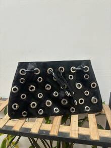 时尚朋克风镂空单肩包，铆钉独特设计，三角形包型 - 黑色 - 查看 4