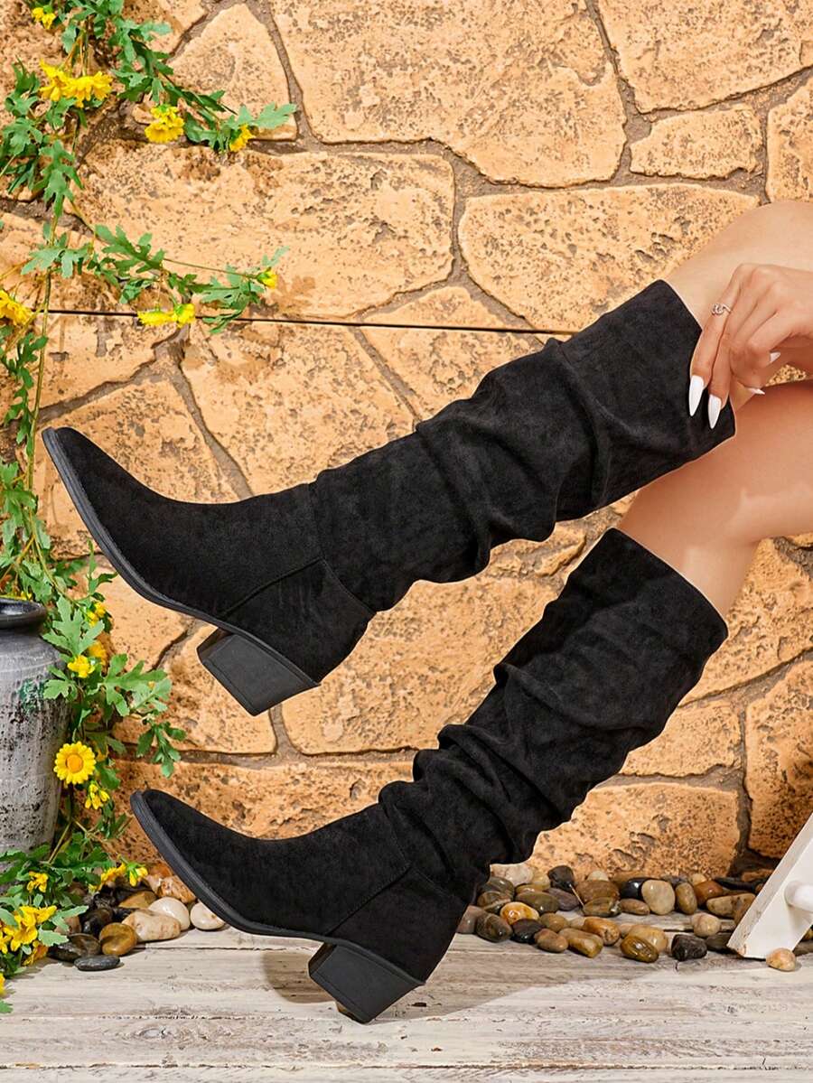 2026秋冬季：搭配紧身裤的理想之选；女士时尚尖头荷叶边高跟靴；粗跟款式 - 黑色 - 查看 1