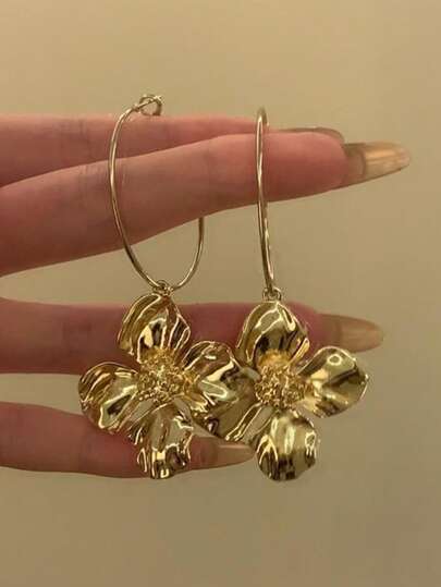 rundraw 2只装奢华几何花朵金属金色耳环，适合女性日常、约会、晚宴等场合佩戴，可搭配日常服饰和配饰，是送给朋友、爱人、情人节、新年等节日的最佳礼物。