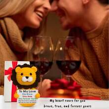 1件可爱的钩针小狮子和一张真挚的留言卡，表达你最深切的情感：“致我的爱人，勇敢无畏，永远守护你！小狮子在这里提醒你，我的爱将发出最响亮的咆哮！” - 彩色 - 查看 6