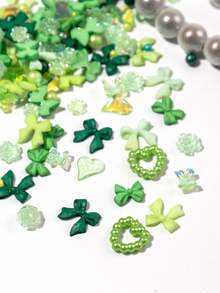 50件装、100件装圣帕特里克节混合美甲配件，嘉年华美甲装饰，绿色和黄色混合美甲配件，蝴蝶结、爱心、珍珠、丝带等，可用于个人DIY美甲装饰、DIY装饰、礼品装饰和美甲沙龙用品。