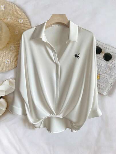 Women's Fashionable Minimalist Commuter 3/4 Sleeve Pleated Hem Black Embroidered Chest White Blouse, Suitable For Daily Leisure, Work Commuting, Office Wear, Old Money Style And Business Casual Occasions,Summer Outfits,Summer Tops,Spring Outfit Women,Beach Outfits For Women,Going Out Top,Elegant Blouses For Ladies,Elegant Women's Blouses,Vacation Outfits For Women,Casual Blouses For Women,White Blouse,Spring/Summer