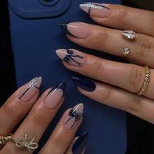 24片杏仁形美甲贴片，蓝色法式风格，白色点缀，饰有蝴蝶结、雪花和线条图案。杏仁形美甲酷炫精致，独特风格，完美适用于派对、活动和日常佩戴。