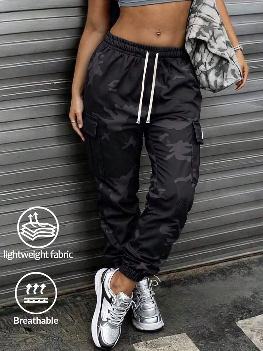 女士深色迷彩工装裤，多口袋设计，裤脚抽绳，宽松版型，街头风，搭配露脐上衣和复古运动鞋，打造运动造型，适合休闲外出和春季时尚聚会。 - 黑色 - 查看 1