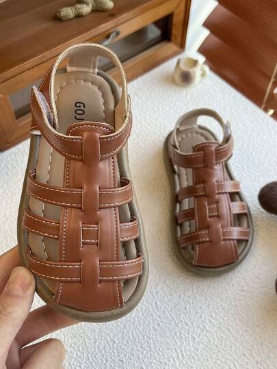 女童编织纹理PU皮革装饰防滑露趾搭扣平底简约凉鞋，适合幼儿园户外活动、端午节社区散步和商场等场合。