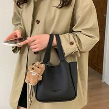 Bolso de hombro pequeño para mujer estilo retro en cuero encerado con diseño de cubo y correa cruzada elegante y moderna - Negro con colgante - Ver 3