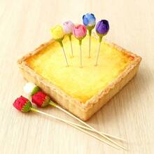 20 Stücke Rosenknospen Bambus Zahnstocher - 12 cm natürlicher Bambus Spieße, geeignet für Häppchen, Hochzeiten, Valentinstag und Feiertagsdekorationen, handgefertigte Lebensmittelspieße mit Rosenknospen, ideal für Obst-Spieße und Party-Deko, Häppchen-Spieße, Hochzeitsdeko, Dessert Bambus Stäbchen, Valentinstag Cupcake & Dessert Deko, Valentinstag Cocktail Rührstäbchen - Verschiedenfarbig - Übersicht 5