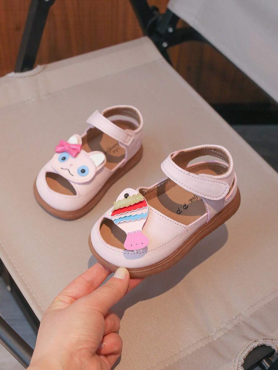 Giày sandal mùa hè cho bé gái, chất liệu da mềm, chống trượt, họa tiết mèo hoạt hình, mũi kín, chống đá, thích hợp đi biển và hoạt động ngoài trời.