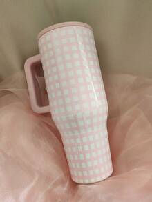 HYDRO JUG 40oz / 1183ml Traveler Pink Gingham. Today It's The Pink Girl. Water Bottle Crafted From Durable Stainless Steel And Triple-Wall Insulated, It Keeps Drinks Ice-Cold For Hours. Tapered Base To Fit Most Car Cupholders, A Leakproof Flip-Straw Lid, And A Comfortable Handle For Carrying On The Move. A Great Choice For Gifts. - kẻ caro hồng trắng - Xem 6