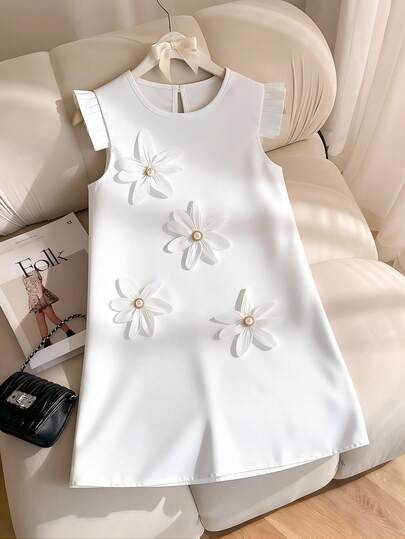 女童白色梭织连衣裙，时尚优雅，宽松褶裥下摆，饰有3D立体花卉图案，适合春夏日常及户外穿着。