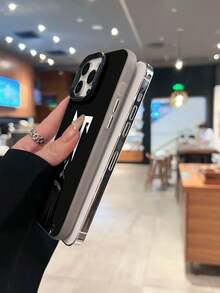 Rapero en un escenario con una actuación en blanco y negro. Esta elegante funda es compatible con los modelos  17, 16, 15, 14 Pro Max, 13, 12, 11, XR y XS Plus. Fabricada en silicona TPU, ofrece protección contra golpes y caídas, además de una sensación superior. Es un regalo ideal para familiares, amigos y seres queridos, y una opción perfecta para Año Nuevo. - Negro - Ver 6
