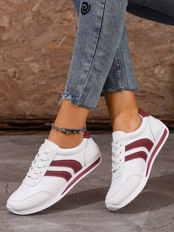 Baskets décontractées pour femmes, nouveau style printemps/automne 2025, design patchwork, plates, pour les trajets quotidiens, confortables et polyvalentes, chaussures blanches simples, chaussures d'étudiante, mode low-top rétro, chaussures de sport. Chaussures plates d'été décontractées pour femmes, antidérapantes, patchwork coloré, pour le sport en extérieur, printemps/automne